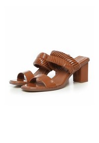 Bruine sandalen met blokhak hebben een gladde band en een gestructureerd, geplooid bovenstuk. De zool is plat met een open teen.