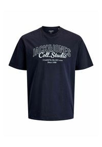 Camiseta de cuello redondo de color azul marino con "JACK&JONES Coll. Studio Creado por el equipo J&J desde 1990" impreso en blanco en la parte frontal.