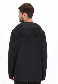 Schwarze wasserdichte Jacke mit Kapuze, langen Ärmeln, lockerem Schnitt und nahtlosem Design. Verfügt über keine sichtbaren Beschläge oder Muster.