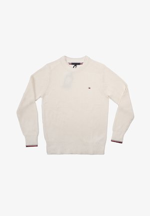 Weißer gestrickter Pullover mit geripptem Muster. Verfügt über einen Rundhalsausschnitt und rot-blaue sowie weiße Streifenakzente an den Bündchen.