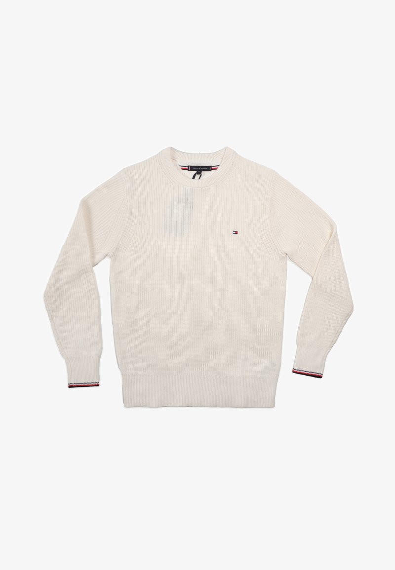 Weißer gestrickter Pullover mit geripptem Muster. Verfügt über einen Rundhalsausschnitt und rot-blaue sowie weiße Streifenakzente an den Bündchen.