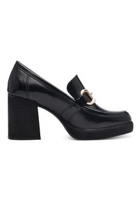 Mocassin noir en cuir à talons hauts avec un talon épais, une semelle plateforme et un détail de boucle en métal doré à l'avant.
