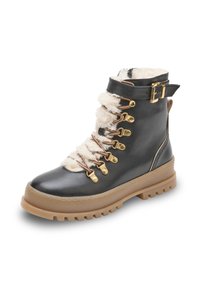 Bota de tobillo de cuero negro con forro de pelo sintético beige, herrajes en tono dorado y suela de goma gruesa. Cuenta con un hebilla y una parte delantera con cordones.