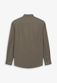 Camisa de manga larga en tela de algodón color verde oliva, con cuello puntiagudo, puños con botones y un diseño en la parte posterior limpio sin logotipos visibles.