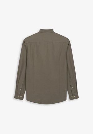 Camisa de manga larga en tela de algodón color verde oliva, con cuello puntiagudo, puños con botones y un diseño en la parte posterior limpio sin logotipos visibles.