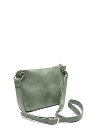 Grön läder crossbody-väska med en slät textur, dragkedjestängning, justerbar rem och minimalistisk design. Har silverfärgad hardware.