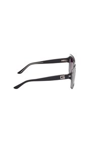 Ochelari de soare negri cu un design elegant, având rame lucioase, lentile colorate și accente din metal. Bratele sunt curbate pentru confort.