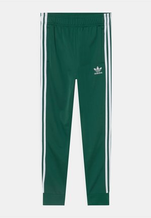 Ciemnozielone spodnie dresowe Adidas z białymi paskami po bokach, elastycznym pasem i logo na górnej części lewej uda.