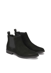 Bocanci negri din suede pentru gleznă, cu panouri elastice pe lateral și două găici pentru tragere; textură netedă cu vârf rotunjit și talpă plată din cauciuc.