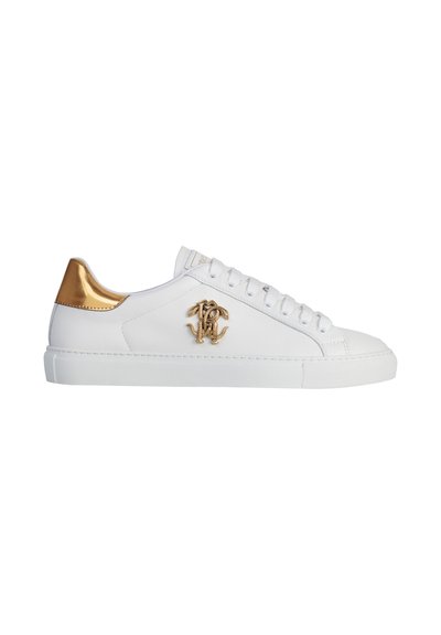 Biały skórzany sneaker z metalicznym, złotym akcentem na pięcie oraz złotym, haftowanym logo po boku. Klasyczny model sznurowany, z teksturowaną gumową podeszwą.