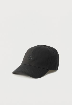 Svart baseballcaps med buet brem og subtilt brodert "cK"-logo foran, vist på enkel hvit bakgrunn.