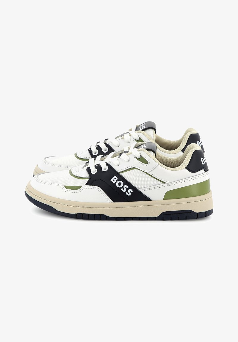 Baskets blanches avec des accents noirs et verts. Présentent un dessus texturé, un col rembourré et une semelle épaisse en caoutchouc avec traction.