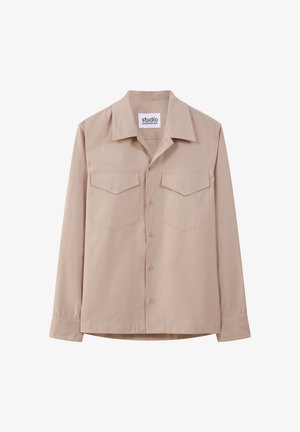 Beige langærmet skjorte lavet af glat stof med spidse kraver, knaplukning foran og to påsatte lommer på brystet.