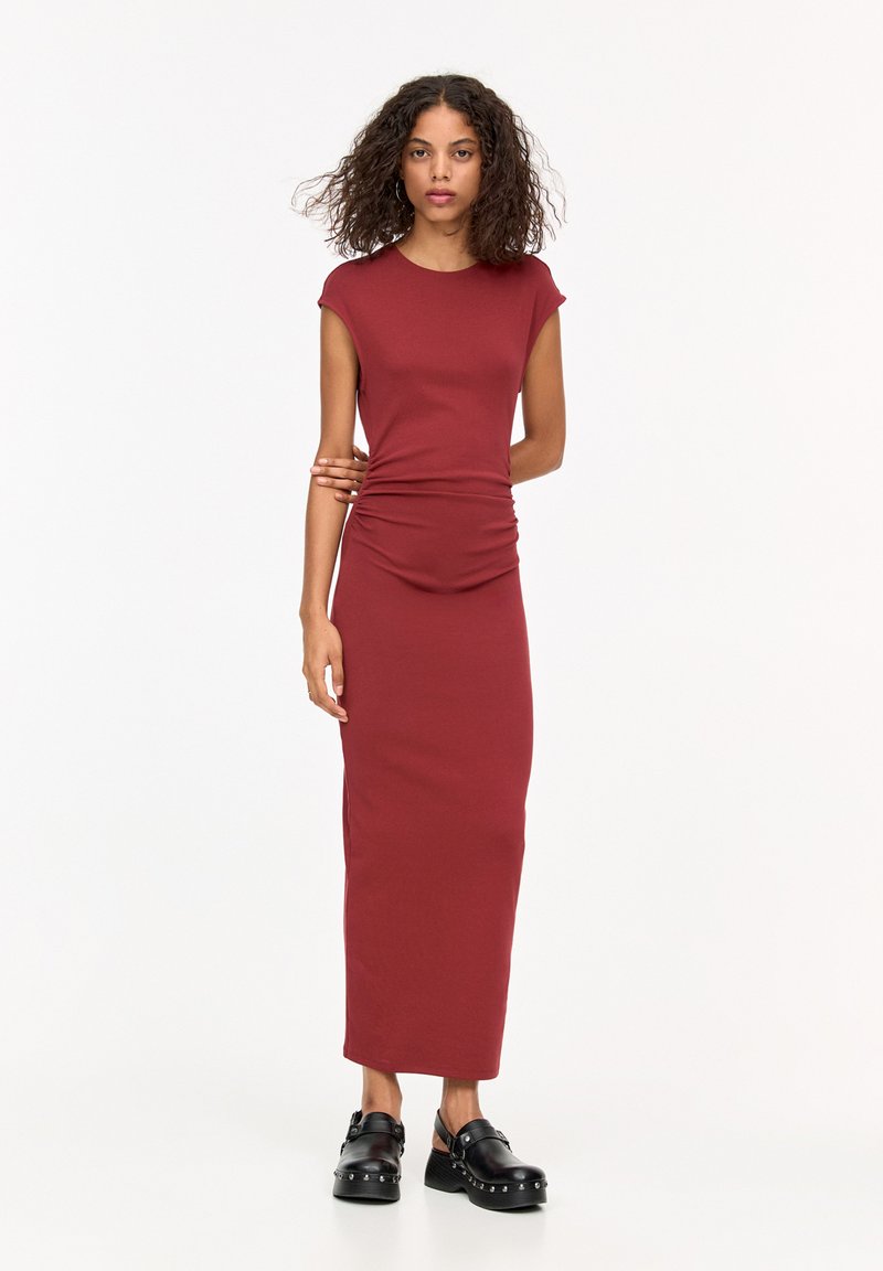 PULL&BEAR GATHERED - MIDI - Vardagsklänning - dark red
