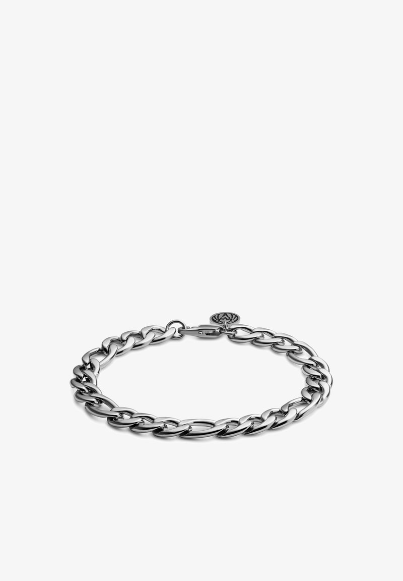 Sølvmetallkjedearmbånd med sammenflettede lenker. Har en hummertanglås og et lite logoanheng. Glatt, blank tekstur.