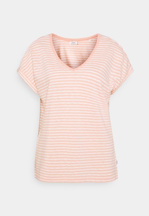 Camiseta de manga corta de rayas en melocotón y blanco con escote en V. Tejido suave con un corte relajado y mangas ligeramente enrolladas.