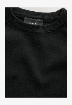 Pulover negru cu gât rotund, realizat dintr-un material moale, având o textură ribbată la guler și la tiv, cu un eticheta vizibilă.