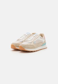 Sneaker beige con una combinazione di pelle e suede, con accenti blu e rosa, punta tonda e suola in gomma testurizzata.