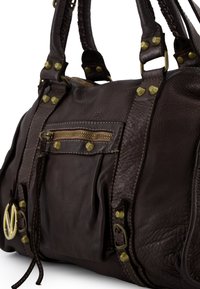 Dunkelbraune Lederhandtasche mit geflochtenen Griffen, Messingbeschlägen, vorderer Reißverschlusstasche und dekorativen Nähten. Strukturierte Oberfläche.