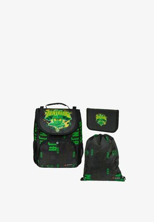 Sac à dos, sac à cordon et trousse assortis sur le thème ninja noir et vert avec texte graphique audacieux et illustration de personnage.