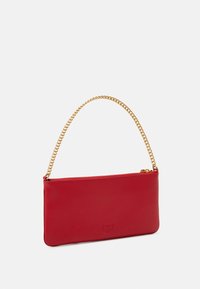 Pochette en cuir rouge avec une bandoulière en chaîne dorée, forme rectangulaire, texture lisse, dotée d'une fermeture éclair et de détails en relief.