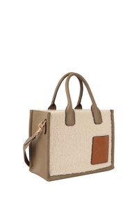 Borsa sintetica marrone con pannello anteriore in ecopelliccia crema, forma rettangolare, doppio manico, tracolla rimovibile e dettagli in pelle marrone.