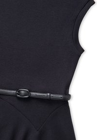 Schwarzes Kleid mit taillierter Passform, kurzen Ärmeln und einem passenden schwarzen Gürtel. Glattes Material, akzentuiert mit einer V-förmigen Nahtdetail.