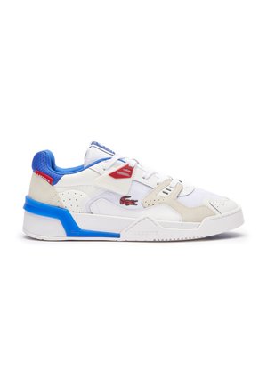 Zapatillas Lacoste con parte superior de cuero blanco, acentos en azul y rojo, detalles perforados y una suela blanca gruesa con un contraetiqueta azul.