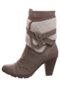 Brązowe botki za kostkę wykonane z ekologicznej skóry, z futrzanym mankietem, z zapięciem na klamrę i grubym obcasem. Mankamenty przeszyć podkreślają design.