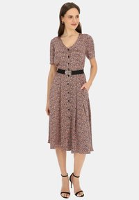 Sukienka w kwiatowy print w odcieniach różu i czerni, z dekoltem w kształcie litery V, krótkimi rękawami, guzikami z przodu oraz czarnym paskiem z srebrną klamrą.