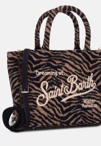 Borsa a spalla con stampa animale in pelliccia, marrone e nera, con il testo "Sognando Saint Barth Paradiso Invernale", dotata di due manici e una tracolla removibile.