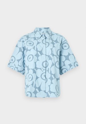 Lys blå kortermet skjorte med mørkere blått stort blomsterprint og spiss krage på hvit bakgrunn.