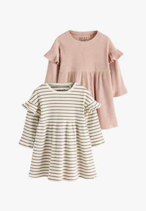 Twee jurkjes met lange mouwen voor peuters, één effen stoffig roze met ruchesdetails, één crème met mauve horizontale strepen en bijpassende ruches.