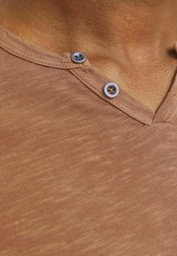 Jack & Jones ESPLIT NECK NOOS - T-Shirt basic - mocha bisque