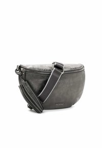 Borsa crossbody in pelle grigia con forma arrotondata, chiusura con zip e tracolla regolabile, impreziosita da dettagli con logo e superficie testurizzata.