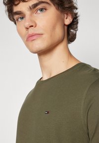 Tommy Jeans SLIM TEE - T-shirt - bas - fatigue green