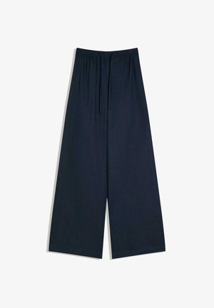 Temno modre široke hlače z elastičnim pasom in vrvico, položene na ravno površino na belem ozadju.