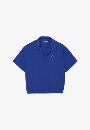 Blaues kurzärmeliges Poloshirt mit Kragen, elastischem Saum und einem kleinen grünen Krokodil-Logo auf der linken Brust. Glattes, leichtes Material.