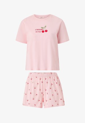 Lichtroze short sleeve top en korte broek pyjama set met rode kersenprint en de tekst "CHERRY on top" op het shirt.