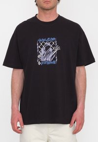T-shirt en coton noir avec un design graphique mettant en avant une figure encapuchonnée, des accents de foudre et du texte. Manches courtes, coupe décontractée.