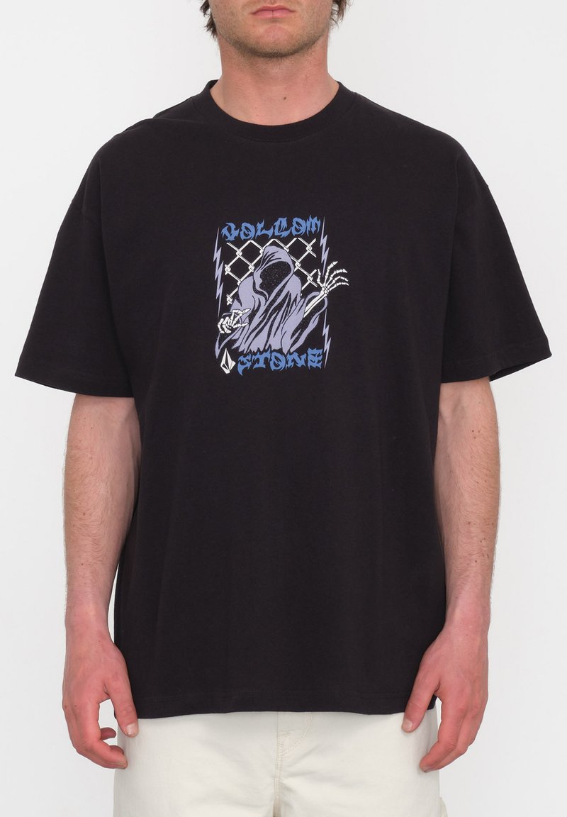 T-shirt en coton noir avec un design graphique mettant en avant une figure encapuchonnée, des accents de foudre et du texte. Manches courtes, coupe décontractée.