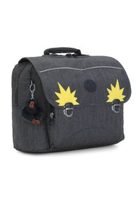 Zaino in tessuto grigio con accenti gialli a forma di stella, patta anteriore, due fermagli argentati e un portachiavi a forma di scimmia appeso. Presenta un design testurizzato e casual.