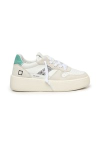 Zapatilla de cuero blanca con un acento de ante gris claro, detalle de purpurina plateada, tapa del talón verde y cordones blancos sobre una suela texturizada color crema.