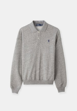 Grå langermet polo skjorte laget av et mykt strikkemateriale, med krage, tre-knapps placket og brodert logo.