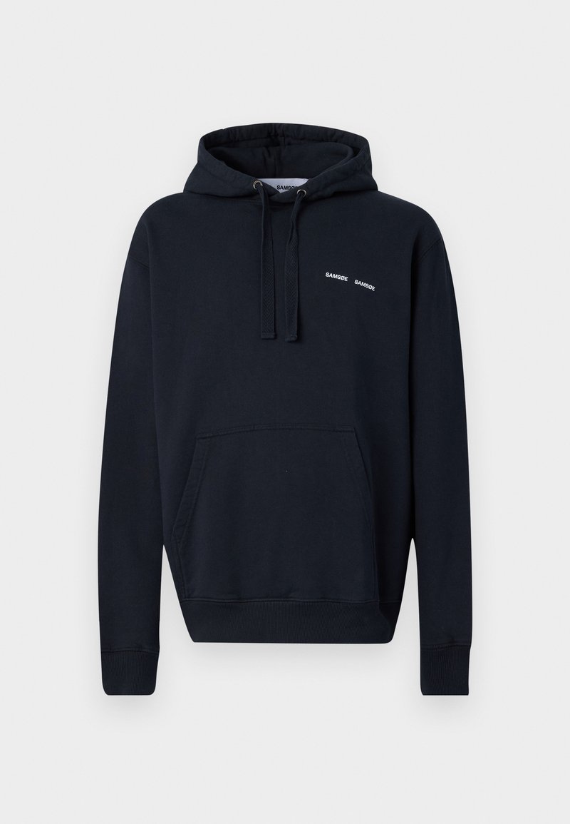 Granatowy hoodie wykonany z bawełny, z przednią kieszenią typu kangur, regulowanymi sznurkami oraz minimalistycznym logo na piersi.