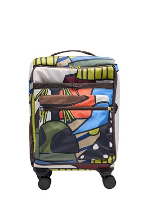 Kolorowa, abstrakcyjna walizka na kółkach z przodu z zamykaną na zamek kieszenią oraz górnym uchwytem, stojąca na czterech czarnych obrotowych kółkach.