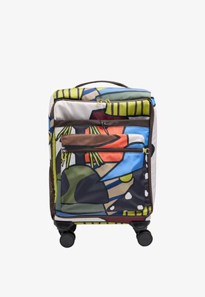 Kolorowa, abstrakcyjna walizka na kółkach z przodu z zamykaną na zamek kieszenią oraz górnym uchwytem, stojąca na czterech czarnych obrotowych kółkach.