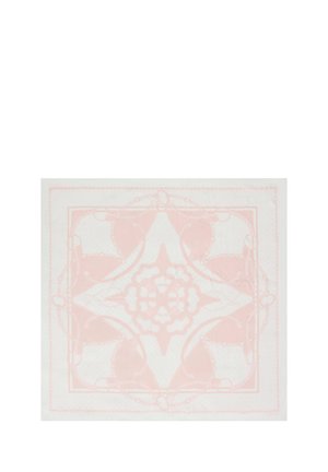 Vierkante sjaal met een symmetrisch patroon in lichtroze en wit, met sierlijke vormen en kettingachtige details op een lichte achtergrond.