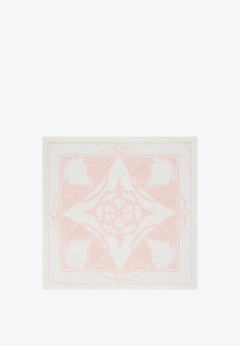 Foulard carré avec un motif symétrique rose pâle et blanc comprenant des formes ornées et des détails en chaîne sur un fond clair.