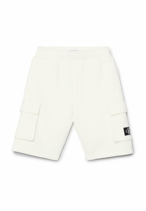 Białe szorty cargo do kolan z elastycznym paskiem w talii i kieszeniami na klapki, z małą czarno-białą naszywką z logo na prawej kieszeni.